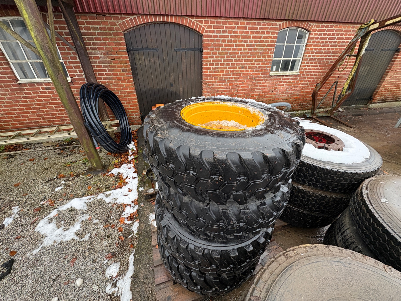 Dunlop SP T9 - Pneu pour Engins de chantier: photos 1 Dunlop SP T9 - Pneu pour Engins de chantier: photos 1