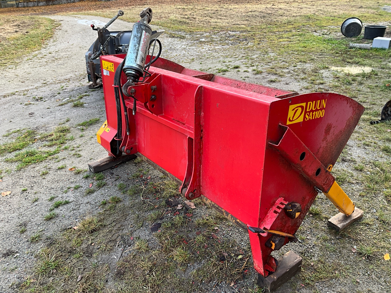 Dunn SA1100 - Epandeur de sable: photos 1 Dunn SA1100 - Epandeur de sable: photos 1