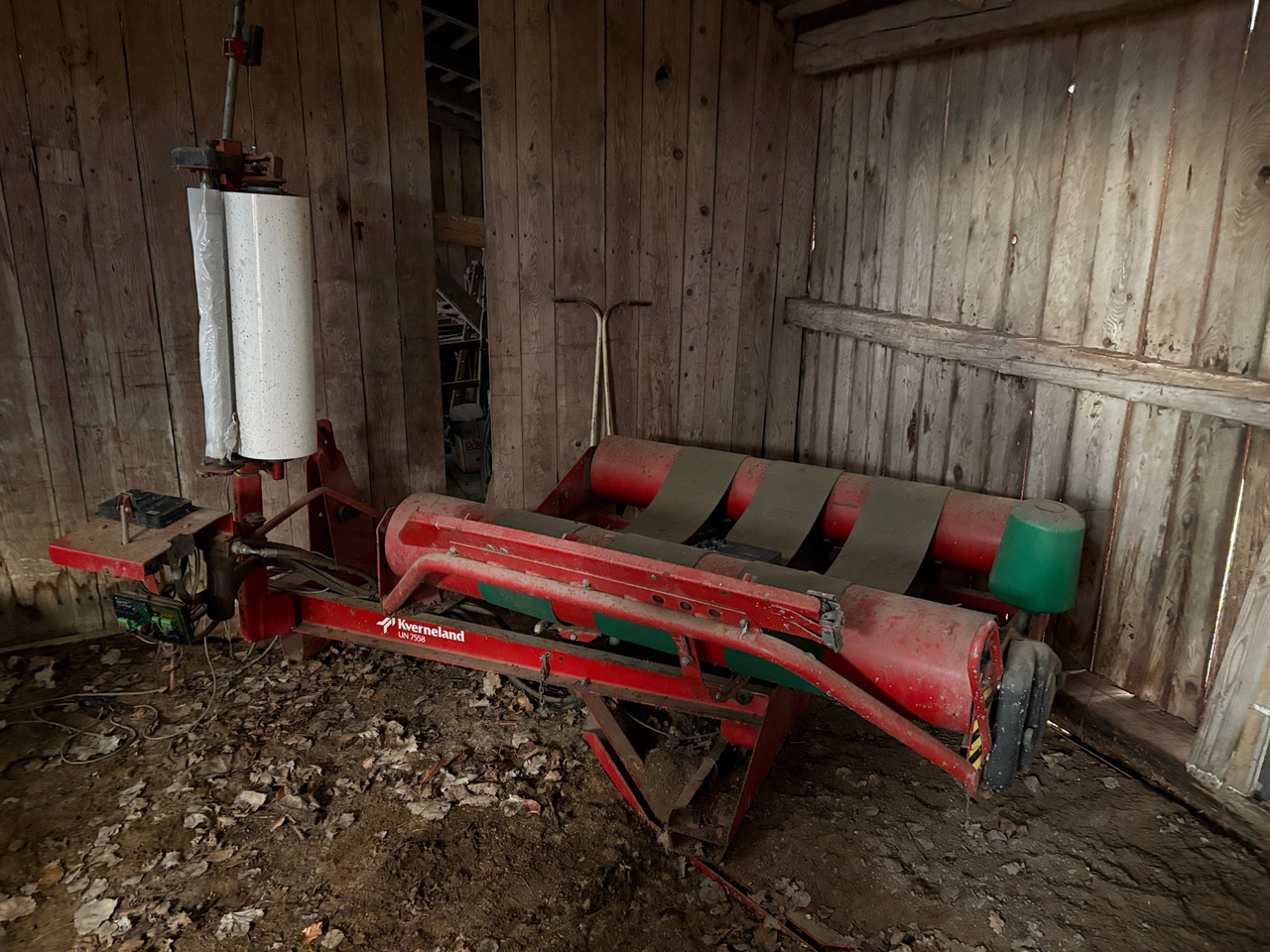 Kverneland UN 7558 - Enrubanneuse: photos 1 Kverneland UN 7558 - Enrubanneuse: photos 1