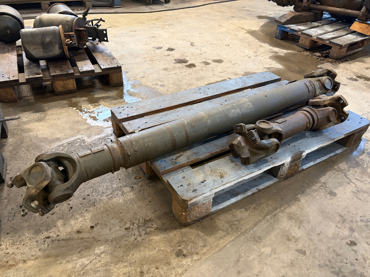 Volvo FH16 580 Tridem - Essieu avant pour Camion: photos 1 Volvo FH16 580 Tridem - Essieu avant pour Camion: photos 1