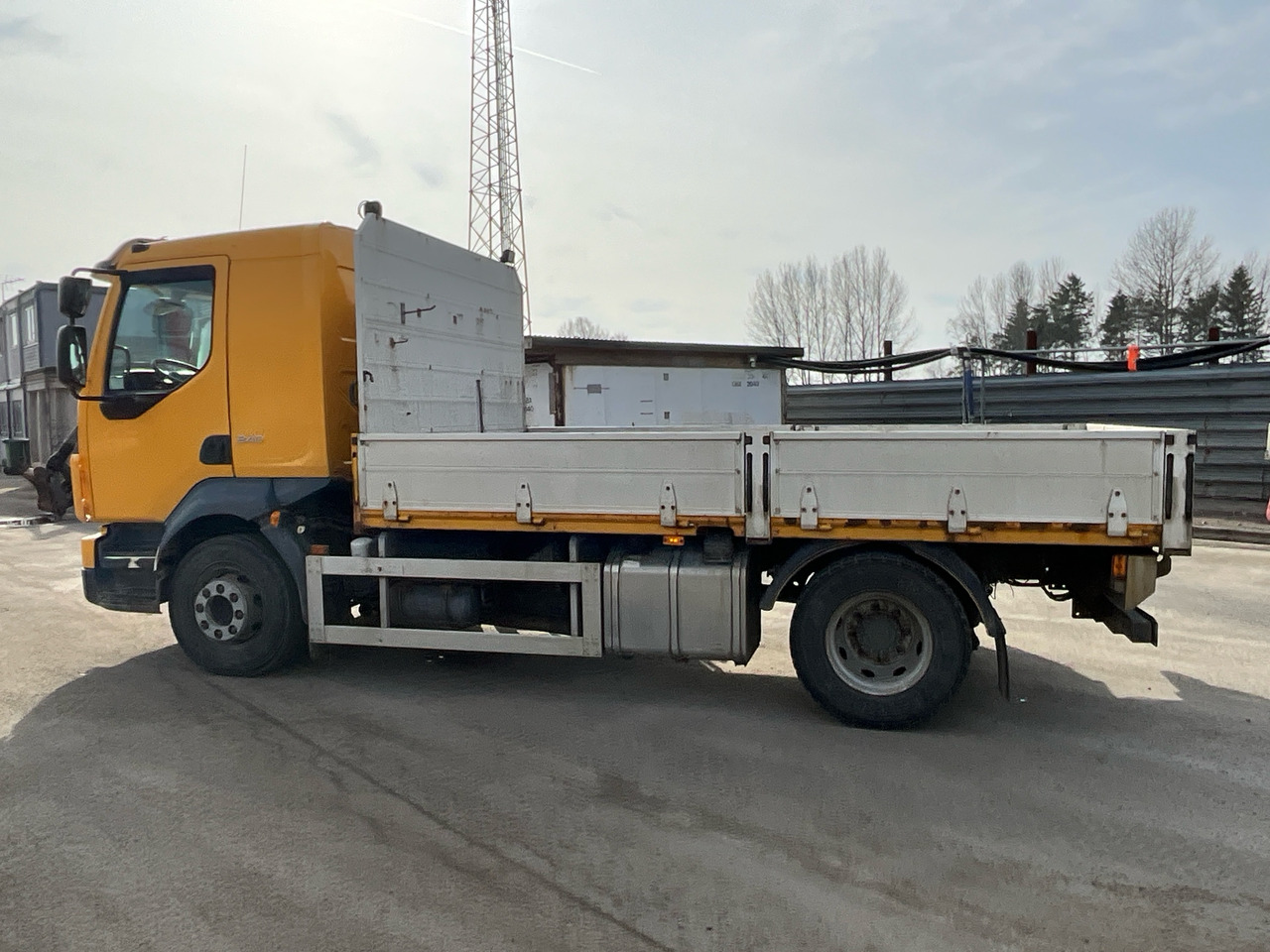 Volvo FL 240 4x2 - Camion plateau: photos 1 Volvo FL 240 4x2 - Camion plateau: photos 1