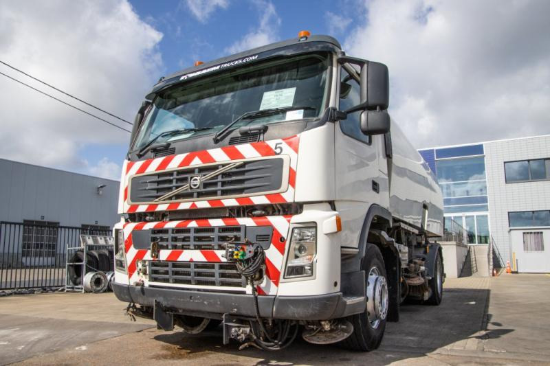 Volvo FM 340 - BUCHER SCHÖRLING 8000 - Balayeuse de voirie: photos 2 Volvo FM 340 - BUCHER SCHÖRLING 8000 - Balayeuse de voirie: photos 2