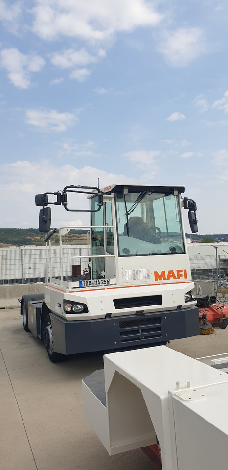 MAFI T230 - Tracteur portuaire: photos 2 MAFI T230 - Tracteur portuaire: photos 2