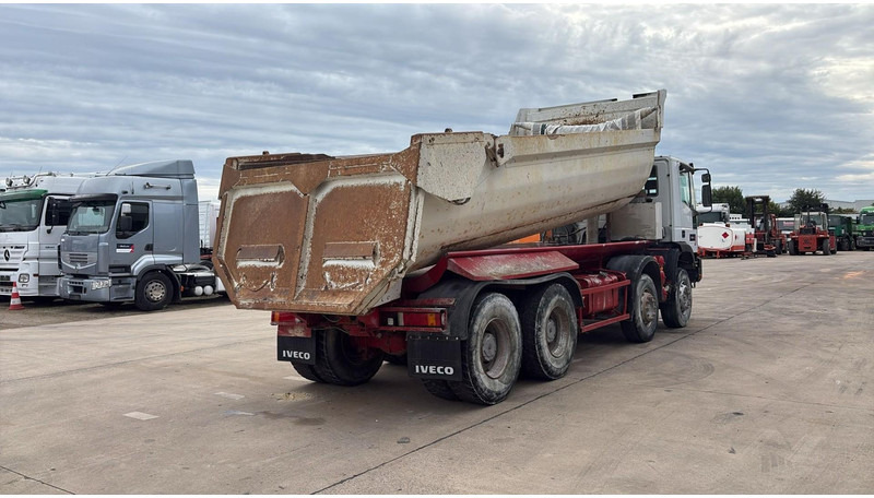 Iveco EUROTRAKKER 320 E 35 (GRAND PONT / LAMES / POMPE MANUELLE / 8X4 / CURSOR 8) - Camion benne: photos 5 Iveco EUROTRAKKER 320 E 35 (GRAND PONT / LAMES / POMPE MANUELLE / 8X4 / CURSOR 8) - Camion benne: photos 5