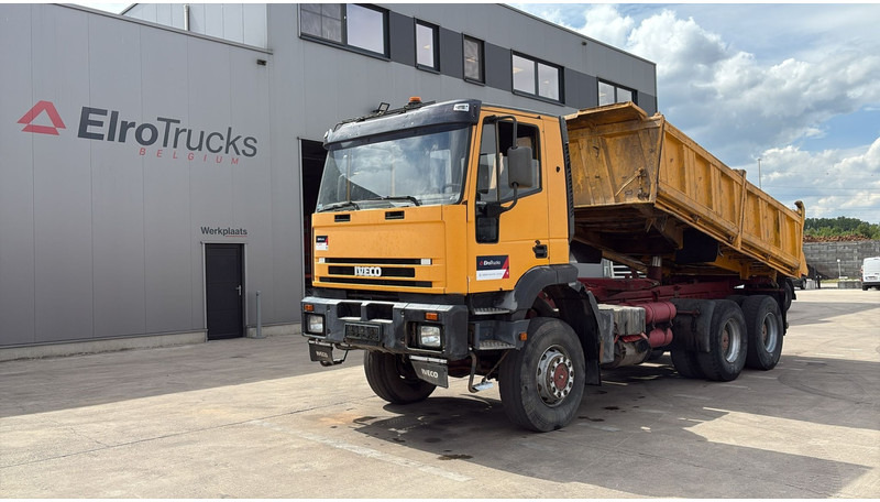 Iveco Eurotrakker 260 E 34 (POMPE MANUELLE / 6X6 / LAMES / GRAND PONT / STEEL SUSP. / MANUAL PUMP) - Camion benne: photos 1 Iveco Eurotrakker 260 E 34 (POMPE MANUELLE / 6X6 / LAMES / GRAND PONT / STEEL SUSP. / MANUAL PUMP) - Camion benne: photos 1