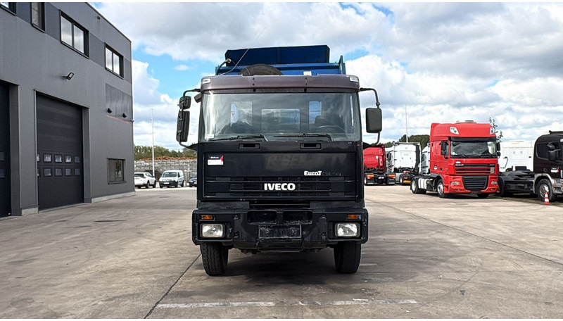 Iveco Eurotrakker 260 E 34 (POMPE MANUELLE / MANUAL PUMP / MANUAL GEARBOX / BOITE MANUELLE / LAMES) - Camion benne: photos 2 Iveco Eurotrakker 260 E 34 (POMPE MANUELLE / MANUAL PUMP / MANUAL GEARBOX / BOITE MANUELLE / LAMES) - Camion benne: photos 2