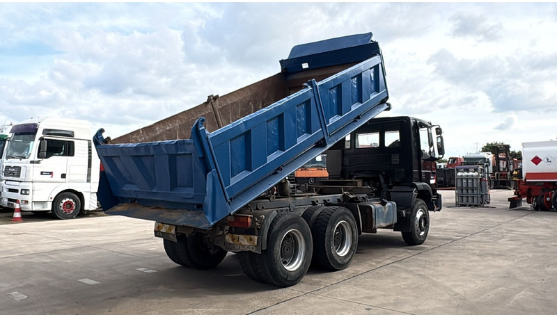 Iveco Eurotrakker 260 E 34 (POMPE MANUELLE / MANUAL PUMP / MANUAL GEARBOX / BOITE MANUELLE / LAMES) - Camion benne: photos 4 Iveco Eurotrakker 260 E 34 (POMPE MANUELLE / MANUAL PUMP / MANUAL GEARBOX / BOITE MANUELLE / LAMES) - Camion benne: photos 4