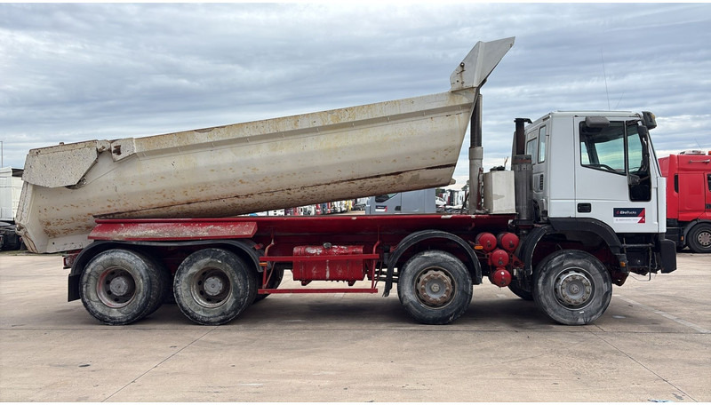 Iveco Eurotrakker 260 E32 (GRAND PONT / LAMES / POMPE MANUELLE / 8X4 / CURSOR 8) - Camion benne: photos 4 Iveco Eurotrakker 260 E32 (GRAND PONT / LAMES / POMPE MANUELLE / 8X4 / CURSOR 8) - Camion benne: photos 4