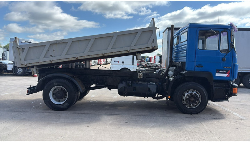 MAN 19.322 (MANUAL PUMP / STEEL SUSP. / LAMES / POMPE MANUELLE / BIG AXLE / GRAND PONT) - Camion benne: photos 4 MAN 19.322 (MANUAL PUMP / STEEL SUSP. / LAMES / POMPE MANUELLE / BIG AXLE / GRAND PONT) - Camion benne: photos 4