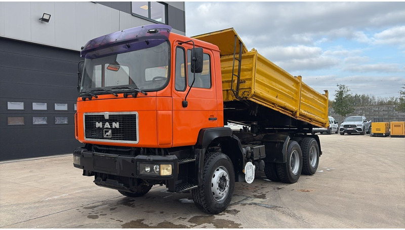 MAN 26.322 (MANUAL PUMP / POMPE MANUELLE / LAMES / STEEL SUSP. / GRAND PONT / BIG AXLE) - Camion benne: photos 1 MAN 26.322 (MANUAL PUMP / POMPE MANUELLE / LAMES / STEEL SUSP. / GRAND PONT / BIG AXLE) - Camion benne: photos 1