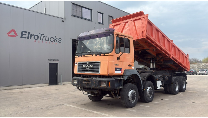 MAN 35.403 (8X6 / 3 PONTS / LAMES / GRAND PONT / 6 CYLINDER / STEEL SUSP.) - Camion benne: photos 1 MAN 35.403 (8X6 / 3 PONTS / LAMES / GRAND PONT / 6 CYLINDER / STEEL SUSP.) - Camion benne: photos 1