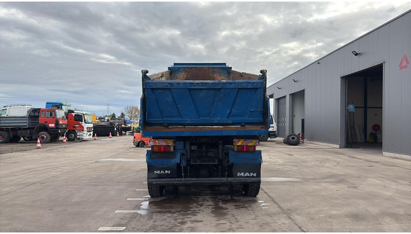 MAN 35.414 (6 CYLINDER / 8X6 / BIG AXLES / STEEL SUSP. / LAMES / GRAND PONT) - Camion benne: photos 5 MAN 35.414 (6 CYLINDER / 8X6 / BIG AXLES / STEEL SUSP. / LAMES / GRAND PONT) - Camion benne: photos 5