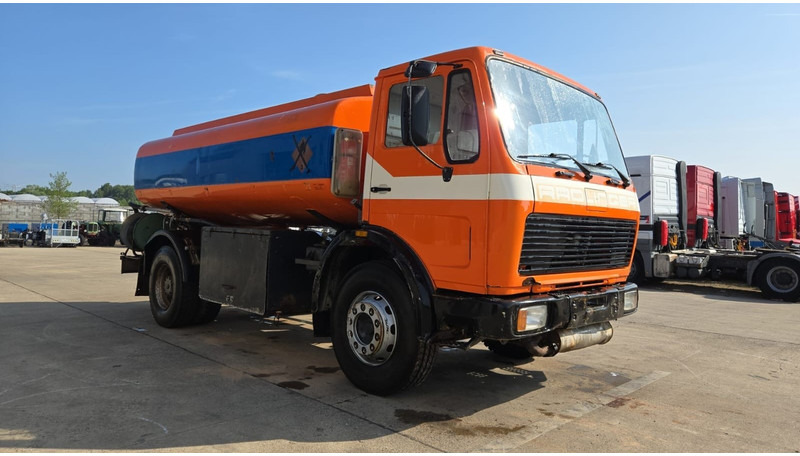 Mercedes-Benz SK 1619 (12.400L / GERMAN TRUCK / CAMION ALLEMAGNE / LAMES / GRAND PONT / V6) - Camion citerne: photos 3 Mercedes-Benz SK 1619 (12.400L / GERMAN TRUCK / CAMION ALLEMAGNE / LAMES / GRAND PONT / V6) - Camion citerne: photos 3