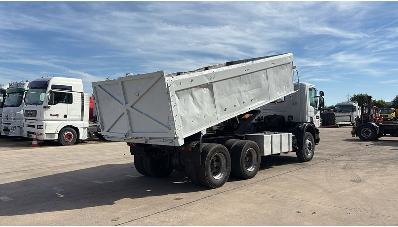 Scania 94 - 260 (BOITE MANUELLE / LAMES / STEEL SUSP. / 6X4 / MANUAL GEARBOX) - Camion benne: photos 4 Scania 94 - 260 (BOITE MANUELLE / LAMES / STEEL SUSP. / 6X4 / MANUAL GEARBOX) - Camion benne: photos 4