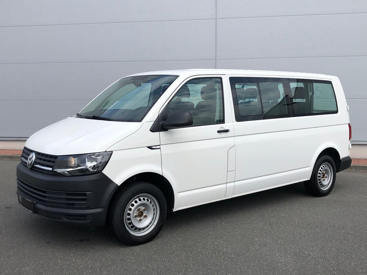 Volkswagen T6 Transporter 2.0 TDI Kombi lang 9-SITZE TEMP - Minibus, Transport de personnes: photos 1 Volkswagen T6 Transporter 2.0 TDI Kombi lang 9-SITZE TEMP - Minibus, Transport de personnes: photos 1