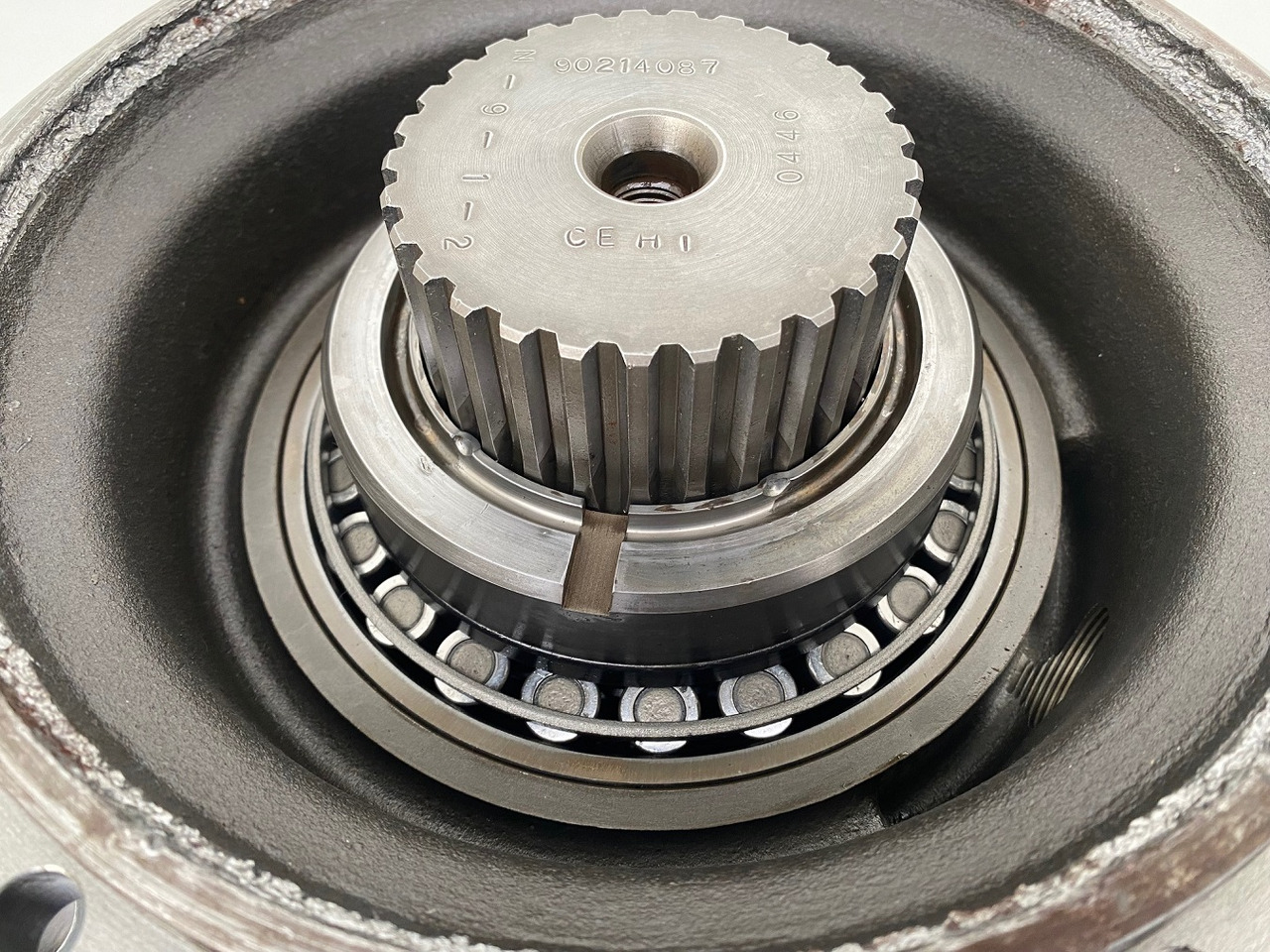Boîte de vitesse et pièces pour Engins de chantier Liebherr Abtriebswellengehäuse ID-Nr.90013701 and Abtriebswelle ID-Nr.90214087.    SAT275A290.  R922 LC-1486. R924 LC-1487.  #0446#: photos 8