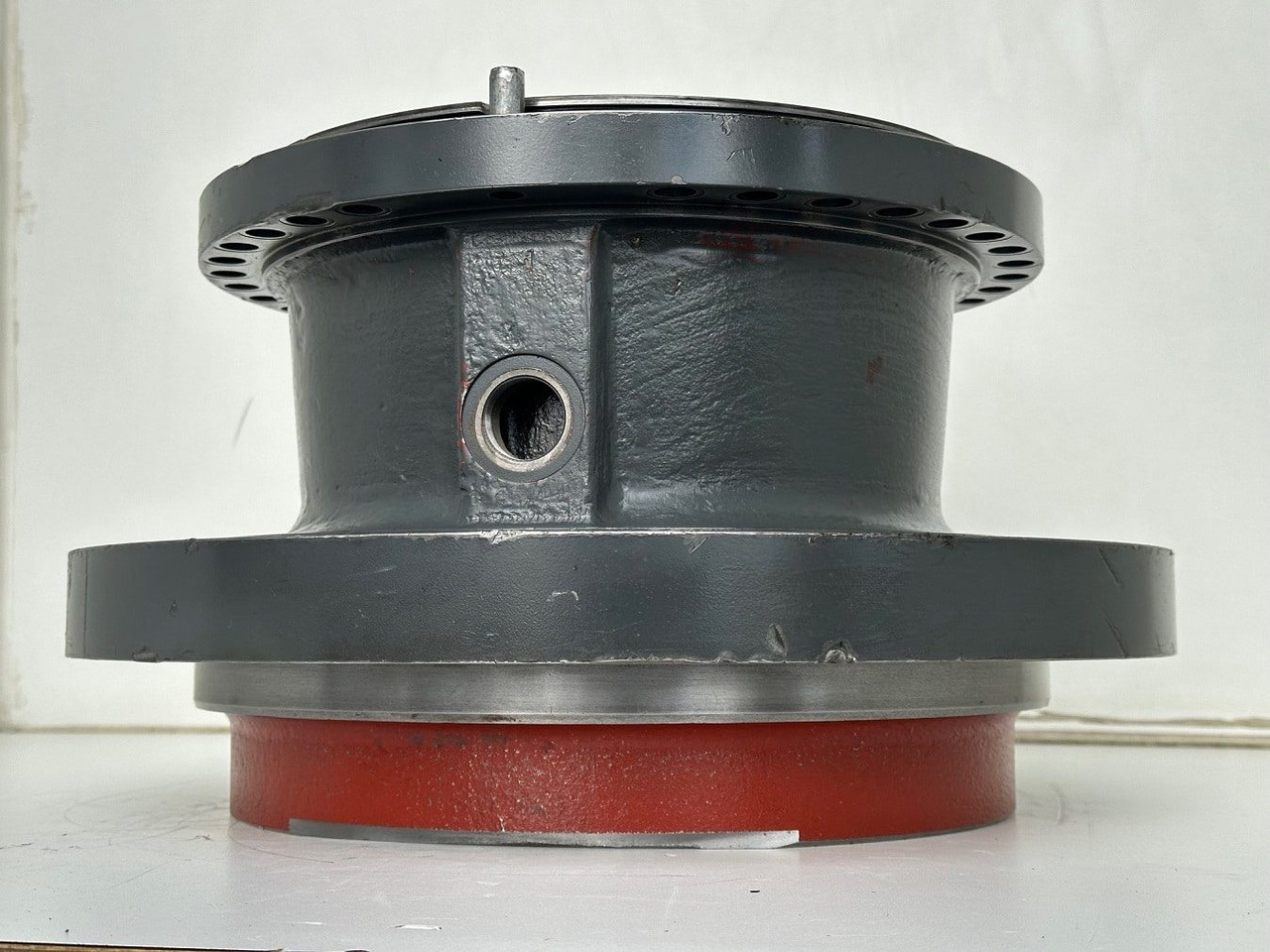 Liebherr Abtriebswellengehäuse ID-Nr.90021076. SAT325A296 - SAT325/294. R934-1550, R936, R938-1650, R940, R945-1866, R946, R950. #90021076.27.10# - Moteur de rotation pour Engins de chantier: photos 2 Liebherr Abtriebswellengehäuse ID-Nr.90021076. SAT325A296 - SAT325/294. R934-1550, R936, R938-1650, R940, R945-1866, R946, R950. #90021076.27.10# - Moteur de rotation pour Engins de chantier: photos 2