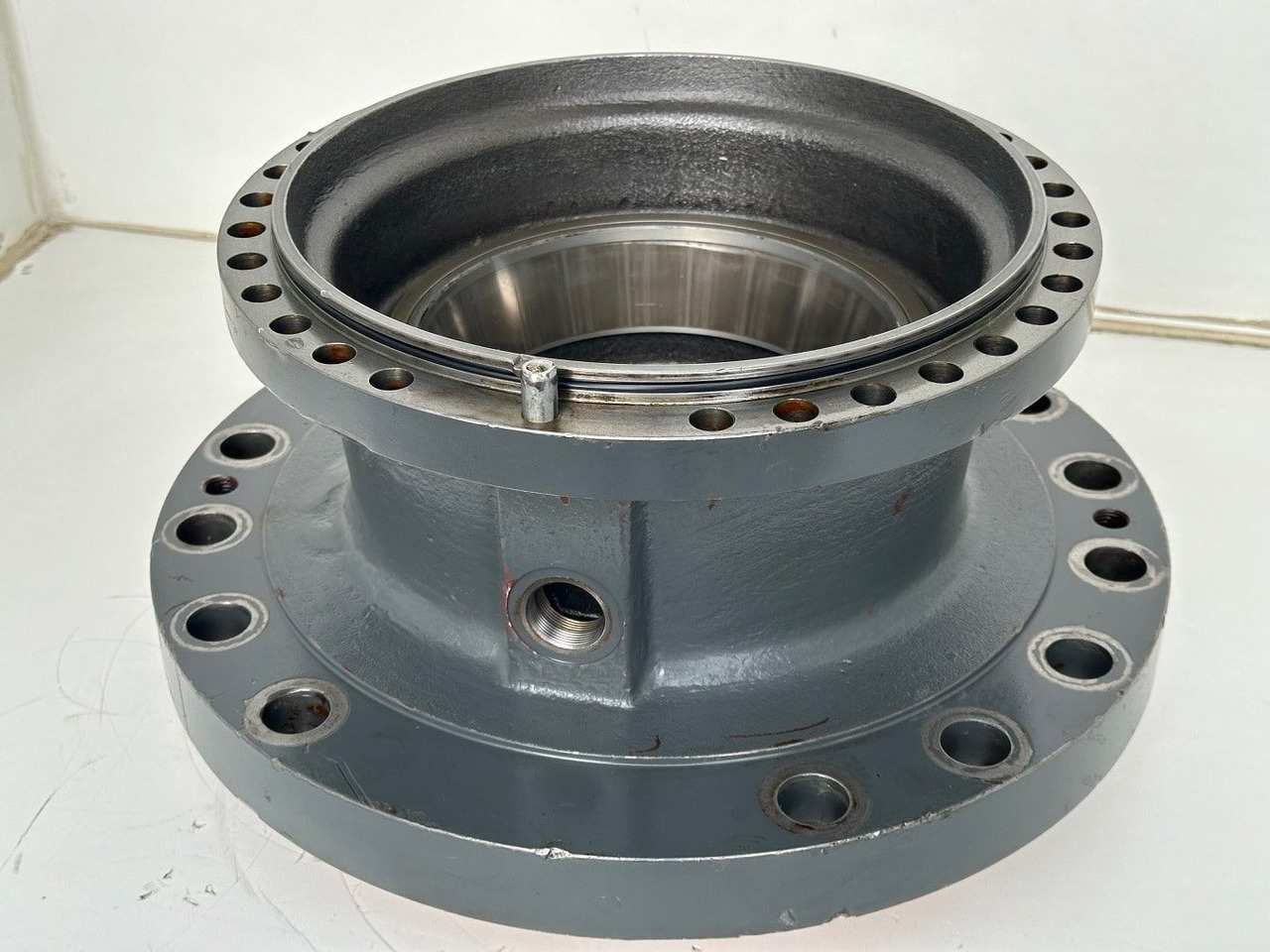 Liebherr Abtriebswellengehäuse ID-Nr.90021076. SAT325A296 - SAT325/294. R934-1550, R936, R938-1650, R940, R945-1866, R946, R950. #90021076.27.10# - Moteur de rotation pour Engins de chantier: photos 3 Liebherr Abtriebswellengehäuse ID-Nr.90021076. SAT325A296 - SAT325/294. R934-1550, R936, R938-1650, R940, R945-1866, R946, R950. #90021076.27.10# - Moteur de rotation pour Engins de chantier: photos 3