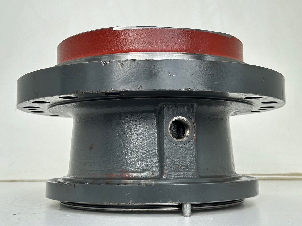 Liebherr Abtriebswellengehäuse ID-Nr.90021076. SAT325A296 - SAT325/294. R934-1550, R936, R938-1650, R940, R945-1866, R946, R950. #90021076.27.10# - Moteur de rotation pour Engins de chantier: photos 5 Liebherr Abtriebswellengehäuse ID-Nr.90021076. SAT325A296 - SAT325/294. R934-1550, R936, R938-1650, R940, R945-1866, R946, R950. #90021076.27.10# - Moteur de rotation pour Engins de chantier: photos 5