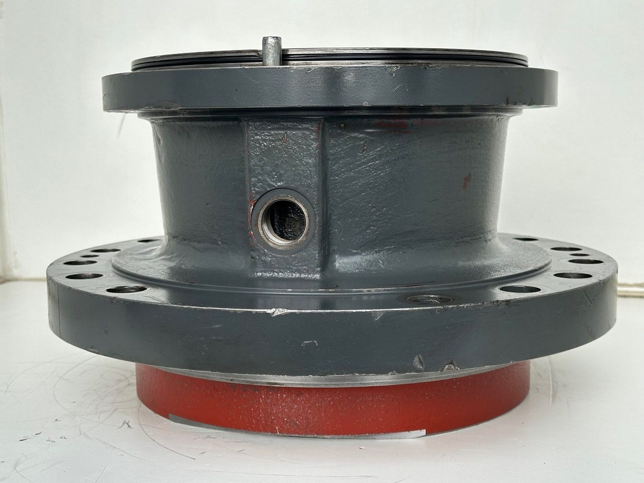 Liebherr Abtriebswellengehäuse ID-Nr.90021076. SAT325A296 - SAT325/294. R934-1550, R936, R938-1650, R940, R945-1866, R946, R950. #90021076.27.10# - Moteur de rotation pour Engins de chantier: photos 1 Liebherr Abtriebswellengehäuse ID-Nr.90021076. SAT325A296 - SAT325/294. R934-1550, R936, R938-1650, R940, R945-1866, R946, R950. #90021076.27.10# - Moteur de rotation pour Engins de chantier: photos 1