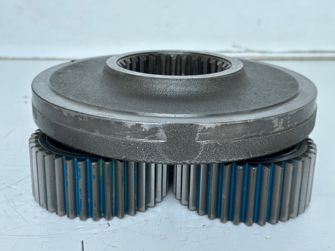 Liebherr Planetenträger ID-Nr.944306303 mit Planetenrad ID-Nr.13472127. A914 B,A914 C,A924,LH30,LH35,A932,A934,P924 C,E932,P914,P924 COMP,R906,R914,R916,R924,R926,R932,R934,R944. #944306303.23.03# - Moteur de rotation pour Engins de chantier: photos 5 Liebherr Planetenträger ID-Nr.944306303 mit Planetenrad ID-Nr.13472127. A914 B,A914 C,A924,LH30,LH35,A932,A934,P924 C,E932,P914,P924 COMP,R906,R914,R916,R924,R926,R932,R934,R944. #944306303.23.03# - Moteur de rotation pour Engins de chantier: photos 5