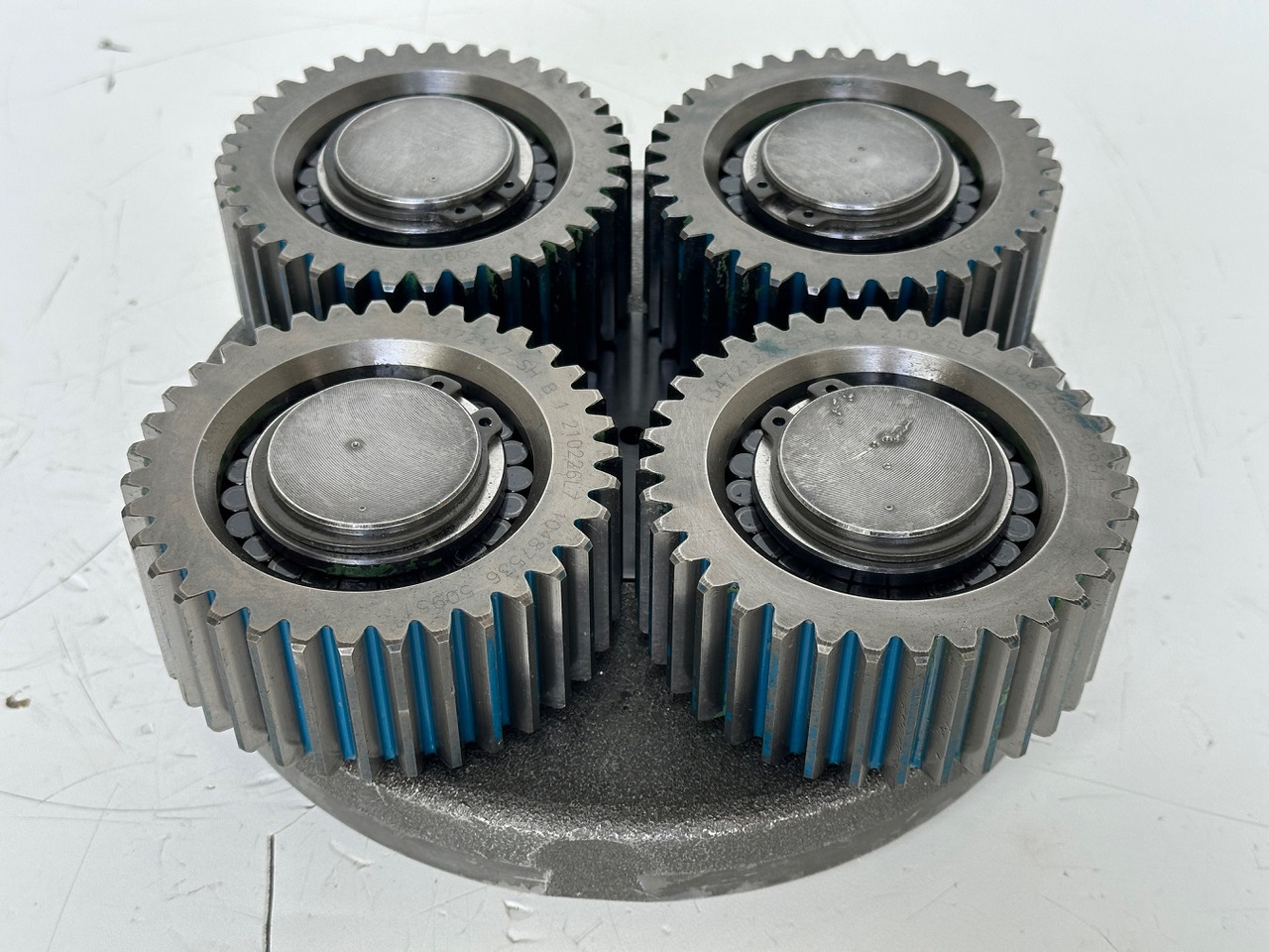 Liebherr Planetenträger ID-Nr.944306303 mit Planetenrad ID-Nr.13472127. A914 B,A914 C,A924,LH30,LH35,A932,A934,P924 C,E932,P914,P924 COMP,R906,R914,R916,R924,R926,R932,R934,R944. #944306303.23.03# - Moteur de rotation pour Engins de chantier: photos 1 Liebherr Planetenträger ID-Nr.944306303 mit Planetenrad ID-Nr.13472127. A914 B,A914 C,A924,LH30,LH35,A932,A934,P924 C,E932,P914,P924 COMP,R906,R914,R916,R924,R926,R932,R934,R944. #944306303.23.03# - Moteur de rotation pour Engins de chantier: photos 1