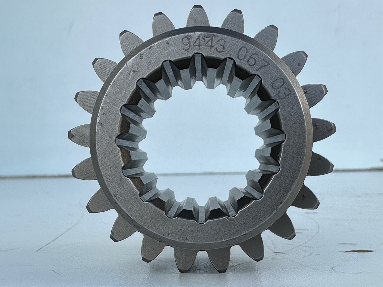 Liebherr Sonnenrad ID-Nr.9443067 - ID-Nr.944306703. SAT275/222 - SAT275/232 - SAT275/255. A932, A934, E932, P932, P934, R932, R934B, R934 C, R944 C T, R944 C TUN. #944306703.02# - Moteur de rotation pour Pelle: photos 5 Liebherr Sonnenrad ID-Nr.9443067 - ID-Nr.944306703. SAT275/222 - SAT275/232 - SAT275/255. A932, A934, E932, P932, P934, R932, R934B, R934 C, R944 C T, R944 C TUN. #944306703.02# - Moteur de rotation pour Pelle: photos 5