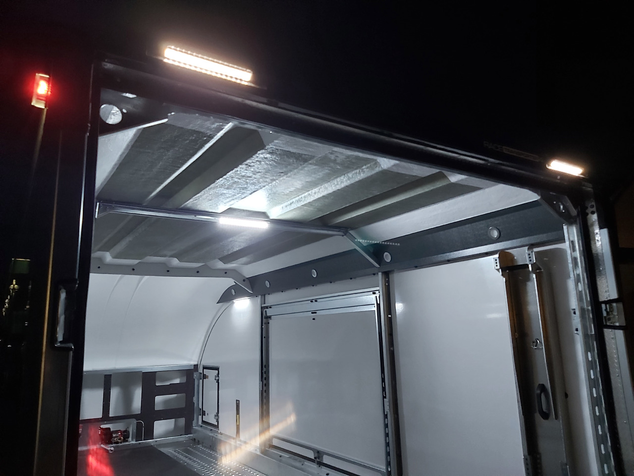 BJT Race Transporter 4 550x212x188cm blackline Alufelgen dark Lichtpaket ASR Kamera Solarpad 3500kg - Remorque porte-voitures: photos 3 BJT Race Transporter 4 550x212x188cm blackline Alufelgen dark Lichtpaket ASR Kamera Solarpad 3500kg - Remorque porte-voitures: photos 3