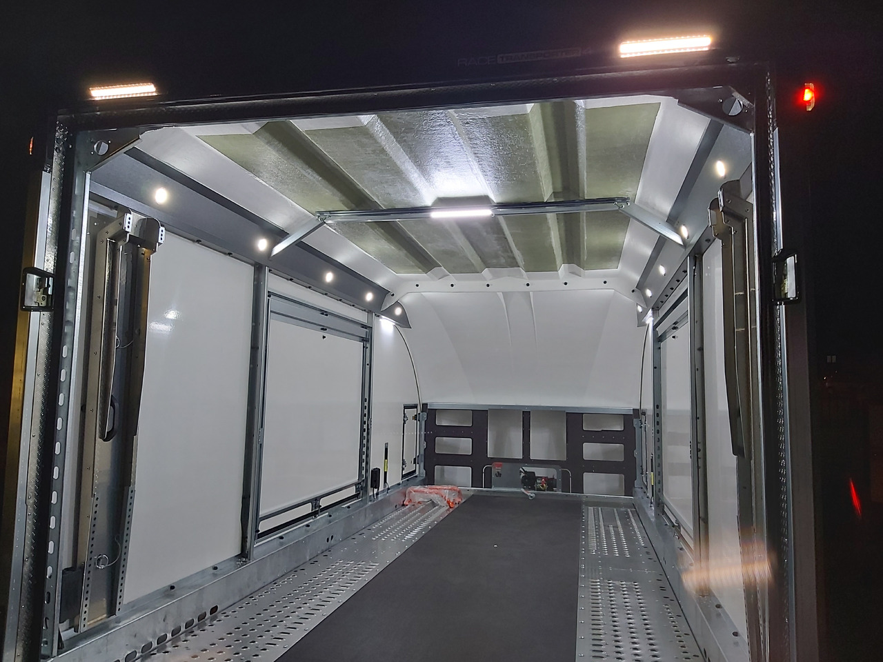 BJT Race Transporter 4 550x212x188cm blackline Alufelgen dark Lichtpaket ASR Kamera Solarpad 3500kg - Remorque porte-voitures: photos 2 BJT Race Transporter 4 550x212x188cm blackline Alufelgen dark Lichtpaket ASR Kamera Solarpad 3500kg - Remorque porte-voitures: photos 2