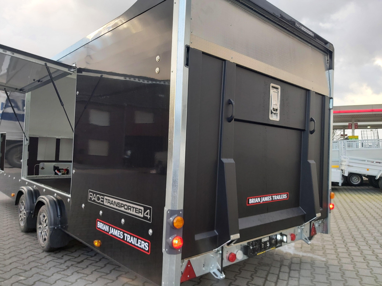 BJT Race Transporter 4 550x212x188cm blackline ankippbar elekt. Seilwinde Alufelgen dark ASR 3500kg - Remorque porte-voitures: photos 3 BJT Race Transporter 4 550x212x188cm blackline ankippbar elekt. Seilwinde Alufelgen dark ASR 3500kg - Remorque porte-voitures: photos 3