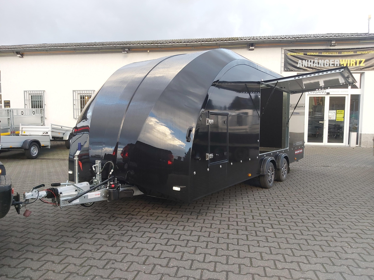 BJT Race Transporter 4 550x212x188cm blackline ankippbar elekt. Seilwinde Alufelgen dark ASR 3500kg - Remorque porte-voitures: photos 1 BJT Race Transporter 4 550x212x188cm blackline ankippbar elekt. Seilwinde Alufelgen dark ASR 3500kg - Remorque porte-voitures: photos 1