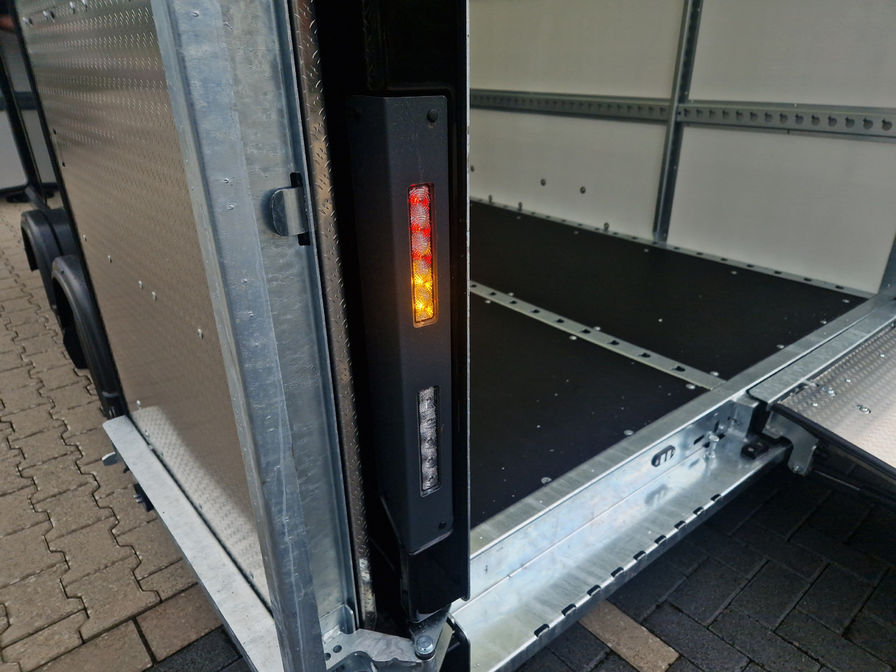 BOX VAN 600-4018-27-2-12-B 400x180x200cm Seitentüren Zurrsystem GFK aero - Remorque voiture: photos 5 BOX VAN 600-4018-27-2-12-B 400x180x200cm Seitentüren Zurrsystem GFK aero - Remorque voiture: photos 5