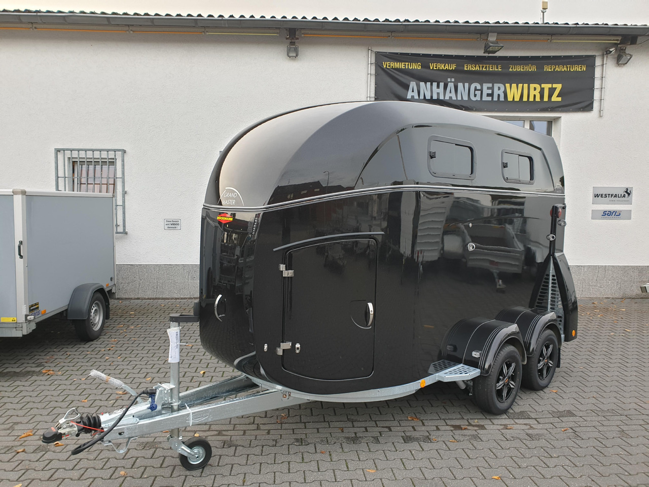 Böckmann Pferdeanhänger Grand Master SKA black Kamera Alufelgen WCF 100km/H 2700kg Modell 2024 - Van chevaux: photos 1 Böckmann Pferdeanhänger Grand Master SKA black Kamera Alufelgen WCF 100km/H 2700kg Modell 2024 - Van chevaux: photos 1