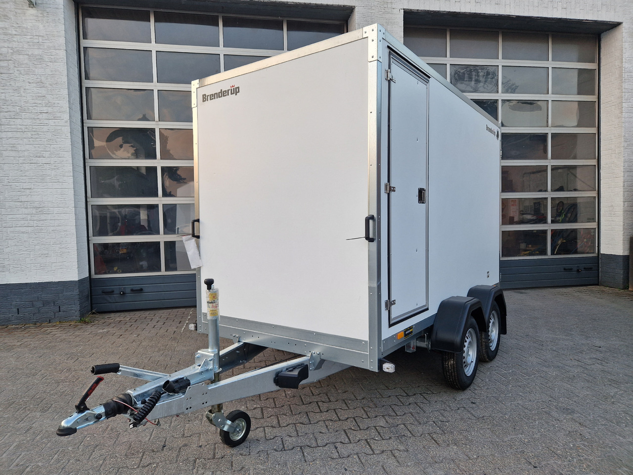 Brenderup Cargo Dynamic CD300 TB D ST SK 300x155x185cm Heck Seitentür Serviceklappe Wabe (M) 2000kg - Remorque magasin: photos 3 Brenderup Cargo Dynamic CD300 TB D ST SK 300x155x185cm Heck Seitentür Serviceklappe Wabe (M) 2000kg - Remorque magasin: photos 3