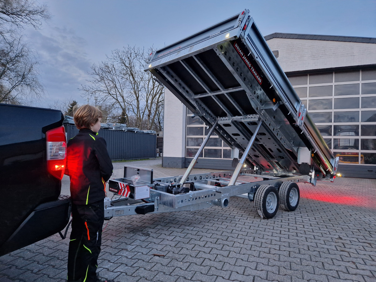 Brian James Trailer CarGO Tipper 400x200x30cm elektro Pendelklappe blackline LED 3500kg Tandem - Remorque benne: photos 1 Brian James Trailer CarGO Tipper 400x200x30cm elektro Pendelklappe blackline LED 3500kg Tandem - Remorque benne: photos 1