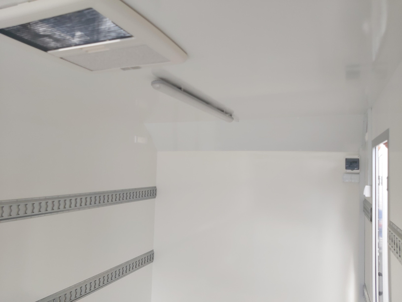 Remorque fourgon Hochlader Koffer TFSP 420T.01 420x200x210cm aero Rampe Tür Licht 230V Dachlüfter 10" 2700kg 100km: photos 7