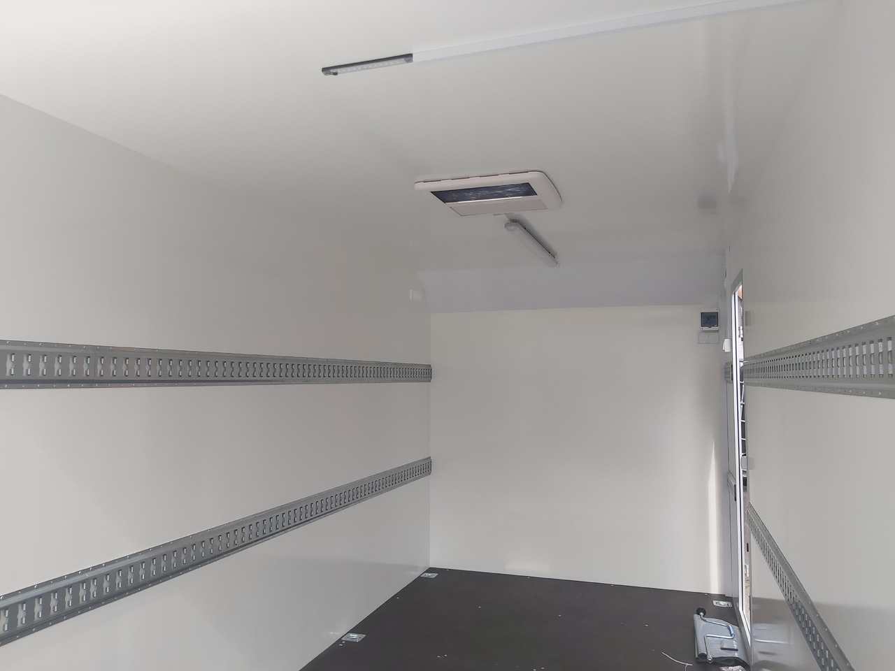 Remorque fourgon Hochlader Koffer TFSP 420T.01 420x200x210cm aero Rampe Tür Licht 230V Dachlüfter 10" 2700kg 100km: photos 9