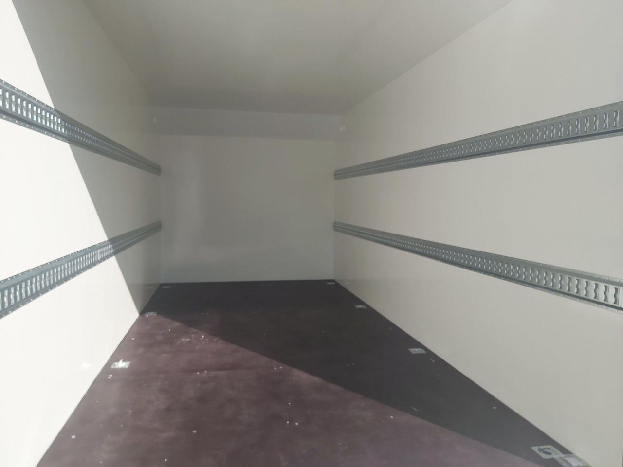 Remorque fourgon Hochlader Koffer TFSP 470T.00 470x220x210cm aero Zurrsystem 10" 100km/H 2700kg: photos 7 Remorque fourgon Hochlader Koffer TFSP 470T.00 470x220x210cm aero Zurrsystem 10" 100km/H 2700kg: photos 7