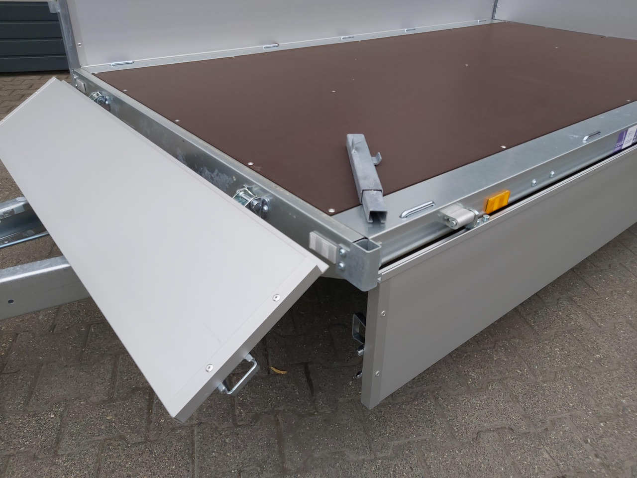 Hochlader light 2514 250x145x30cm Lfh: 56cm niedrig Fahrgestell 10" (S) 2000kg budget Aktion - Remorque plateau: photos 4 Hochlader light 2514 250x145x30cm Lfh: 56cm niedrig Fahrgestell 10" (S) 2000kg budget Aktion - Remorque plateau: photos 4