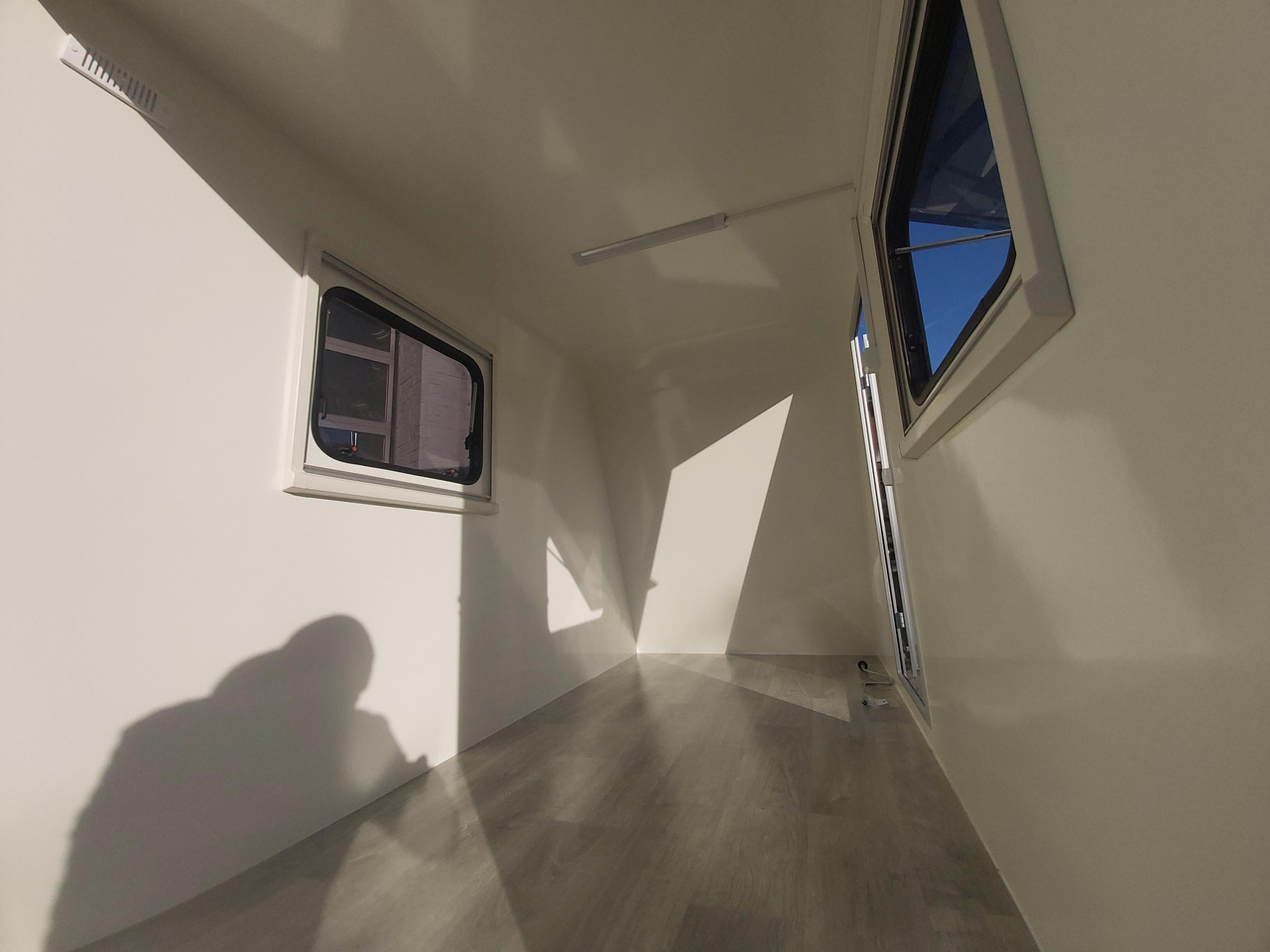 Caravane Kargo Camp TFS S Midi+ 320x150x180cm aero Seitentür Rampe Fenster+ 230V 12V 750kg Bremse 100km/H: photos 8