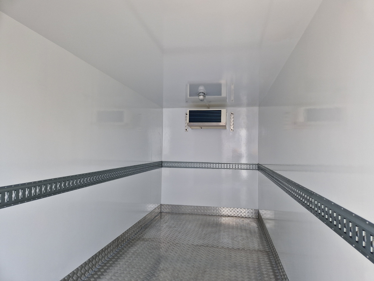 Kühlanhänger Cargo Therm TFI 430T 430x180x200cm Lebensmittel HACCP Govi Arktik 2000 2700kg - Remorque frigorifique: photos 2 Kühlanhänger Cargo Therm TFI 430T 430x180x200cm Lebensmittel HACCP Govi Arktik 2000 2700kg - Remorque frigorifique: photos 2