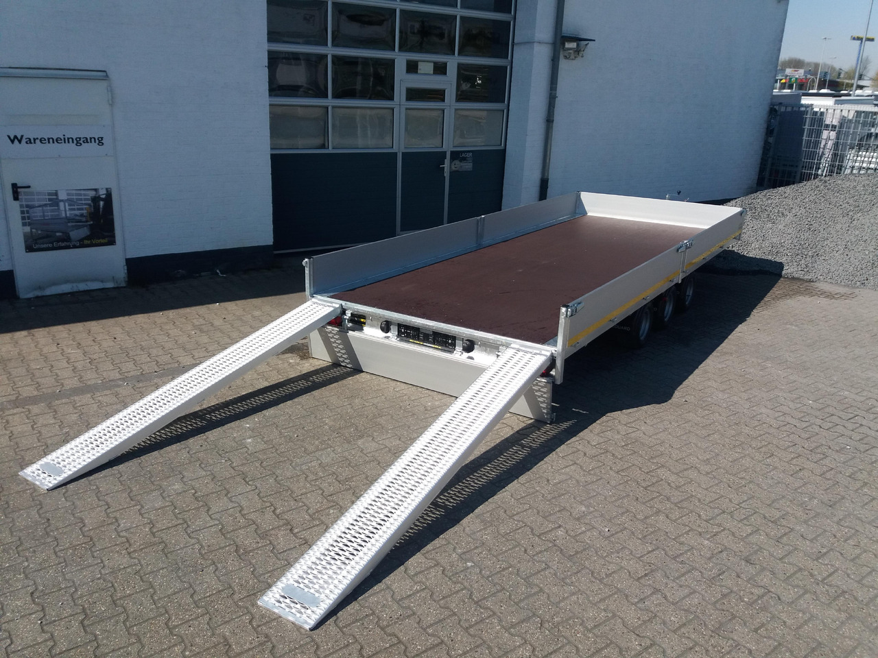 Multitransporter 556x220x30cm Auffahrrampen Alu Lfh: 56cm (XXL) Tridem 3500kg - Remorque plateau: photos 2 Multitransporter 556x220x30cm Auffahrrampen Alu Lfh: 56cm (XXL) Tridem 3500kg - Remorque plateau: photos 2