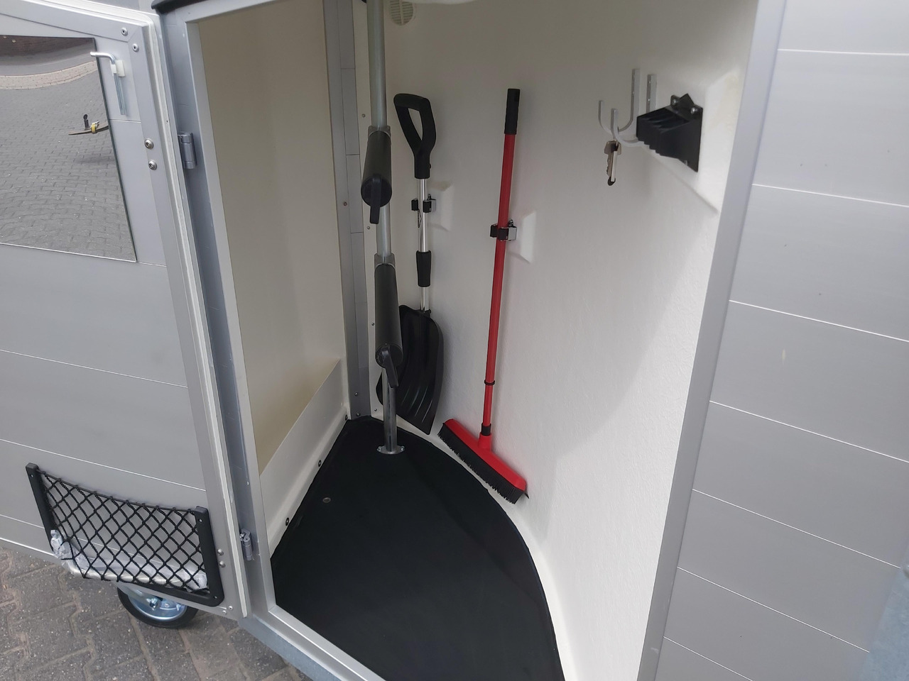 Pferdeanhänger Böckmann Portax Esprit silver&black silver SKASattelkammer Trittschutz 100km/H 2400kg - Van chevaux: photos 4 Pferdeanhänger Böckmann Portax Esprit silver&black silver SKASattelkammer Trittschutz 100km/H 2400kg - Van chevaux: photos 4