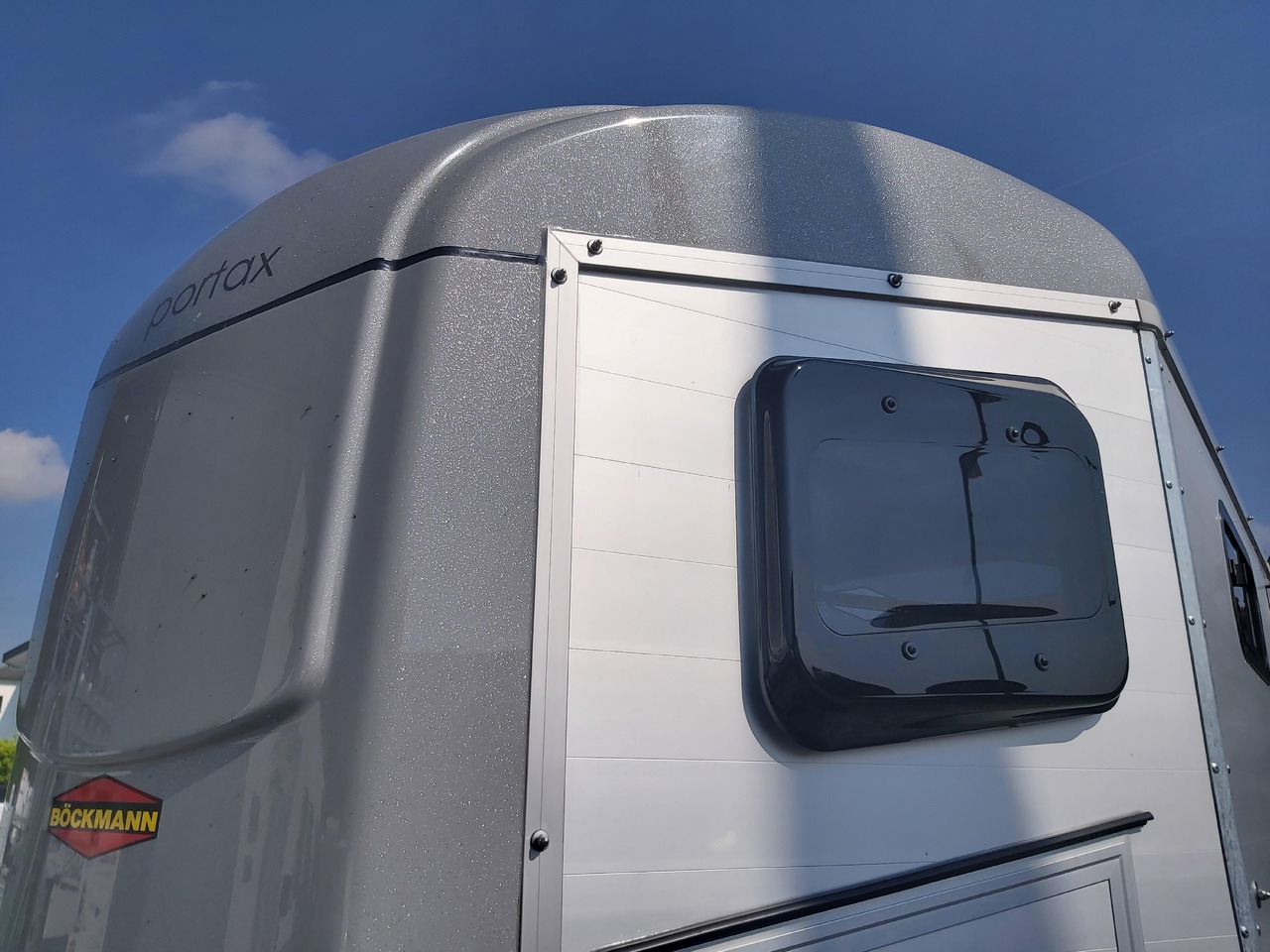 Pferdeanhänger Böckmann Portax Esprit silver&black silver SKASattelkammer Trittschutz 100km/H 2400kg - Van chevaux: photos 2 Pferdeanhänger Böckmann Portax Esprit silver&black silver SKASattelkammer Trittschutz 100km/H 2400kg - Van chevaux: photos 2