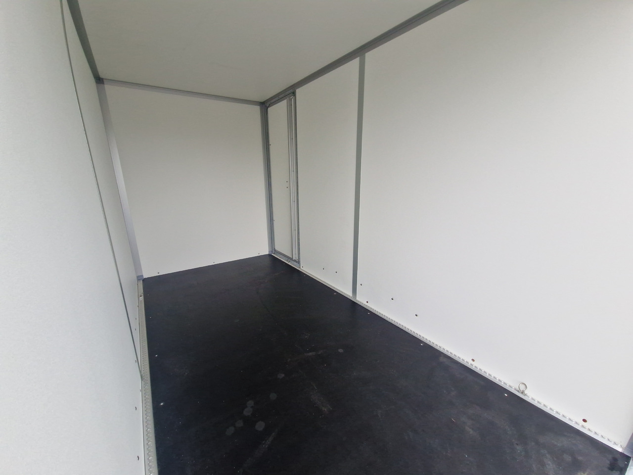 Remorque fourgon Saris Koffer GO 356 169 200 2700 2 356x169x200cm Hecktüren Seitentür grau GFK (L) 2700kg: photos 7 Remorque fourgon Saris Koffer GO 356 169 200 2700 2 356x169x200cm Hecktüren Seitentür grau GFK (L) 2700kg: photos 7