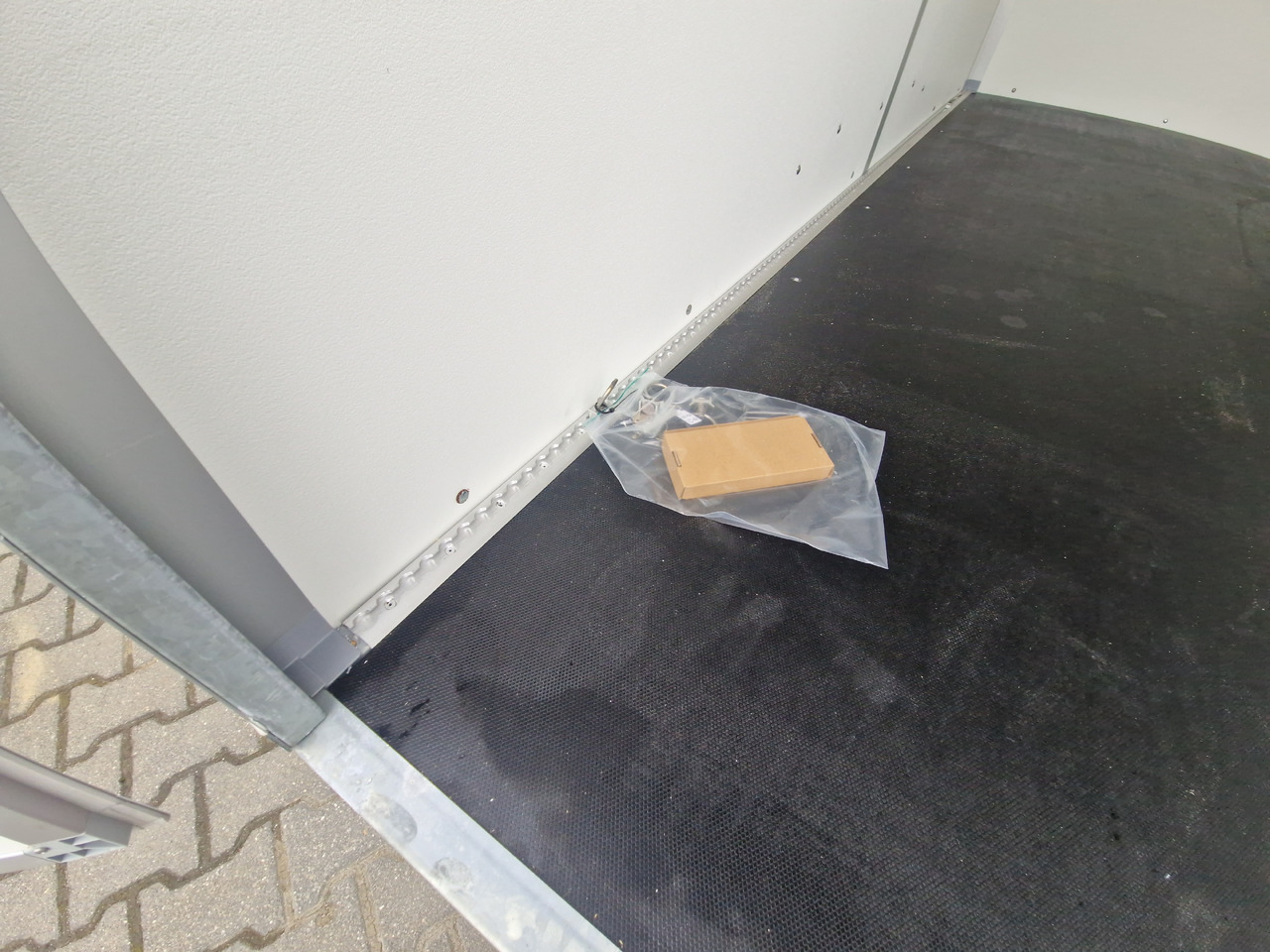 Remorque fourgon Saris Koffer GO 356 169 200 2700 2 356x169x200cm Hecktüren Seitentür grau GFK (L) 2700kg: photos 10 Remorque fourgon Saris Koffer GO 356 169 200 2700 2 356x169x200cm Hecktüren Seitentür grau GFK (L) 2700kg: photos 10