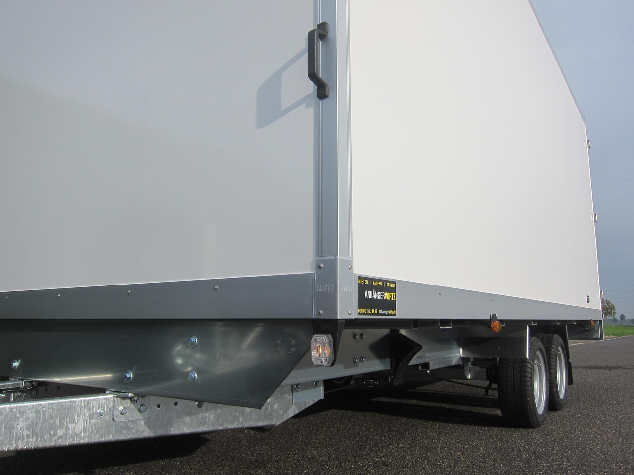WM Meyer Kofferanhänger AZHLC 2750/210 S40 501x210x205cm niedrig Fahrgestell 13" (XXL) 2700kg - Remorque fourgon: photos 3 WM Meyer Kofferanhänger AZHLC 2750/210 S40 501x210x205cm niedrig Fahrgestell 13" (XXL) 2700kg - Remorque fourgon: photos 3