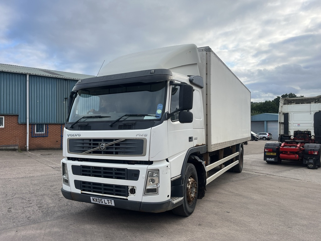 Volvo FM9 300 4x2 Box Van - Fourgon grand volume: photos 1 Volvo FM9 300 4x2 Box Van - Fourgon grand volume: photos 1