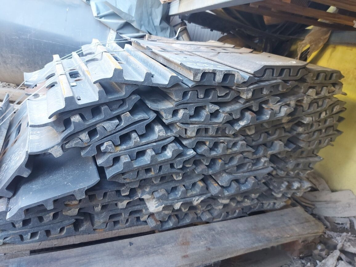 Grouser pads 600 mm Daewoo-Doosan DX225 NLC, Daewoo-Doosan Solar 220, Daewoo-Doosan Solar 225, Hitachi ZX180 LC, Hitachi ZX240, Hyundai HX180 HIGH WALKER, Komatsu PC150 LC, Komatsu PC160, Komatsu PC - Chenille pour Pelle: photos 1 Grouser pads 600 mm Daewoo-Doosan DX225 NLC, Daewoo-Doosan Solar 220, Daewoo-Doosan Solar 225, Hitachi ZX180 LC, Hitachi ZX240, Hyundai HX180 HIGH WALKER, Komatsu PC150 LC, Komatsu PC160, Komatsu PC - Chenille pour Pelle: photos 1