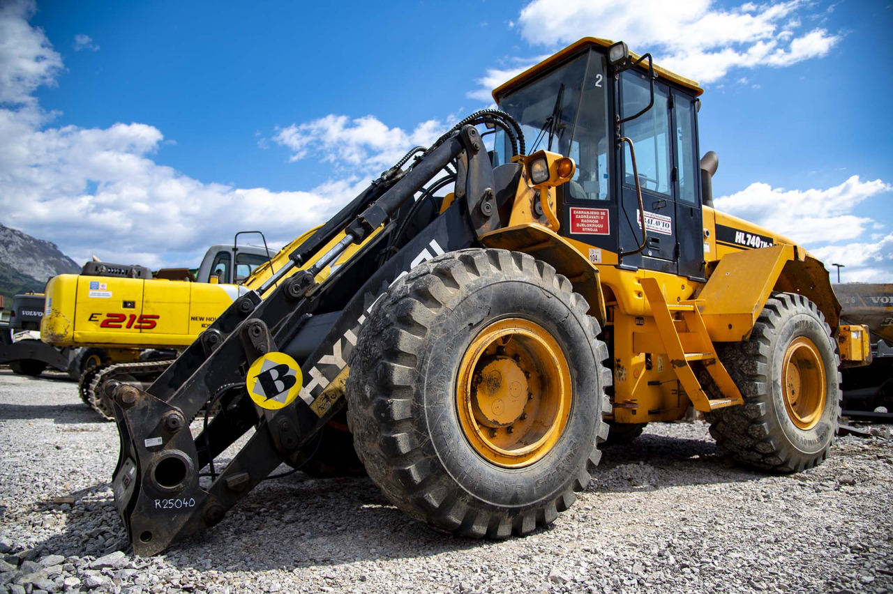 HYUNDAI HL740TM-7 for parts - Chargeuse sur pneus: photos 1 HYUNDAI HL740TM-7 for parts - Chargeuse sur pneus: photos 1